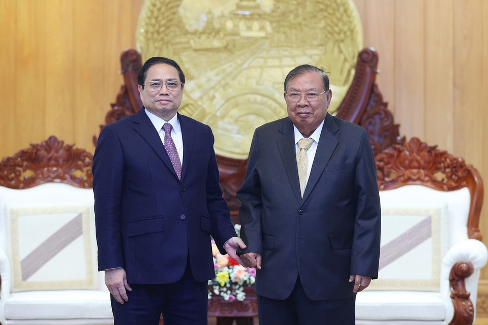 Thủ tướng Phạm Minh Chính thăm đồng chí Bounnhang Vorachith, nguyên Tổng Bí thư, Chủ tịch nước CHDCND Lào. (Ảnh: Dương Giang/TTXVN)
