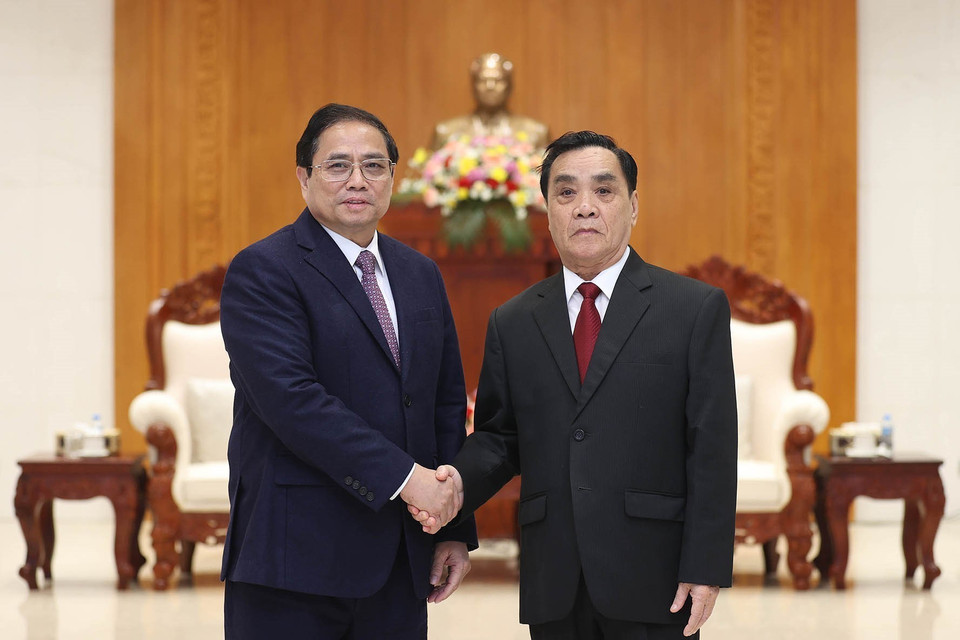 Thủ tướng Phạm Minh Chính thăm đồng chí Thongsing Thammavong, nguyên Thủ tướng nước CHDCND Lào. (Ảnh: Dương Giang/TTXVN)