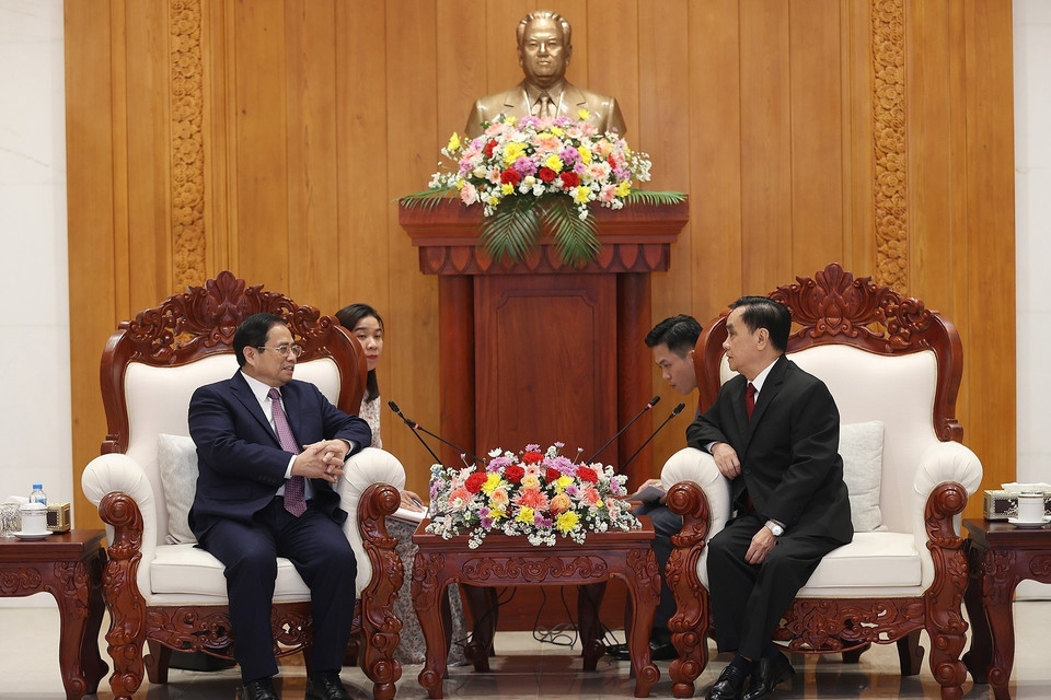 Thủ tướng Phạm Minh Chính thăm đồng chí Thongsing Thammavong, nguyên Thủ tướng nước CHDCND Lào. (Ảnh: Dương Giang/TTXVN)