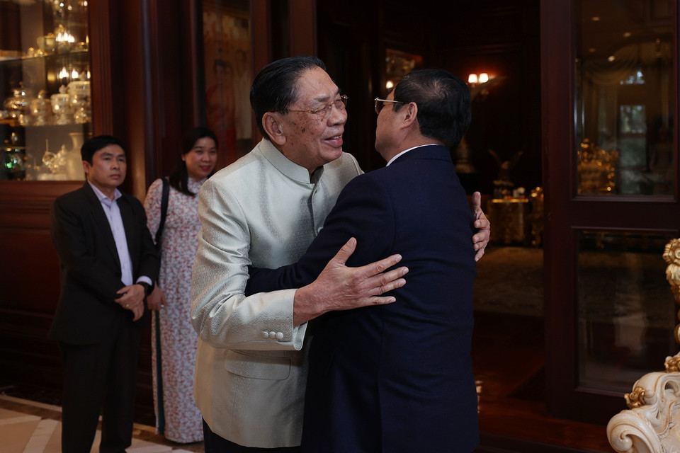 Thủ tướng Phạm Minh Chính thăm đồng chí Choummaly Sayasone, nguyên Tổng Bí thư, Chủ tịch nước CHDCND Lào. (Ảnh: Dương Giang/TTXVN)