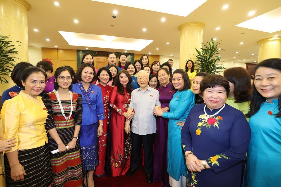 Tổng Bí thư Nguyễn Phú Trọng cùng các đồng chí lãnh đạo Đảng, Nhà nước trong buổi gặp mặt Nhóm Nữ Đại biểu Quốc hội Việt Nam khóa XV. (Ảnh: Trí Dũng/TTXVN)