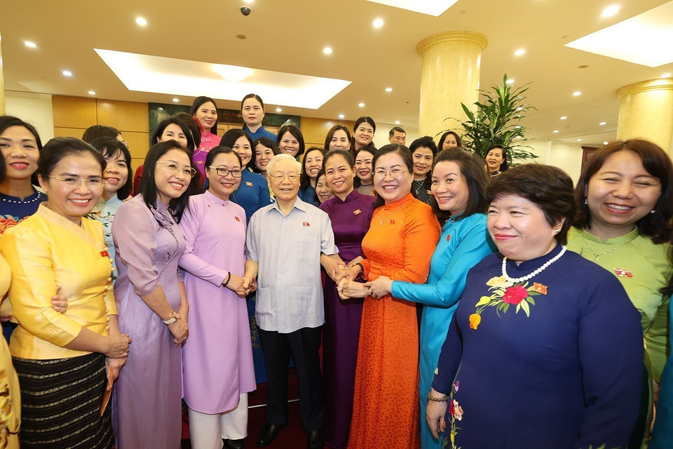 Tổng Bí thư Nguyễn Phú Trọng cùng các đồng chí lãnh đạo Đảng, Nhà nước trong buổi gặp mặt Nhóm Nữ Đại biểu Quốc hội Việt Nam khóa XV. (Ảnh: Trí Dũng/TTXVN)