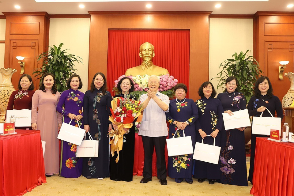 Tổng Bí thư Nguyễn Phú Trọng tặng quà cho các nữ đại biểu. (Ảnh: Trí Dũng/TTXVN)