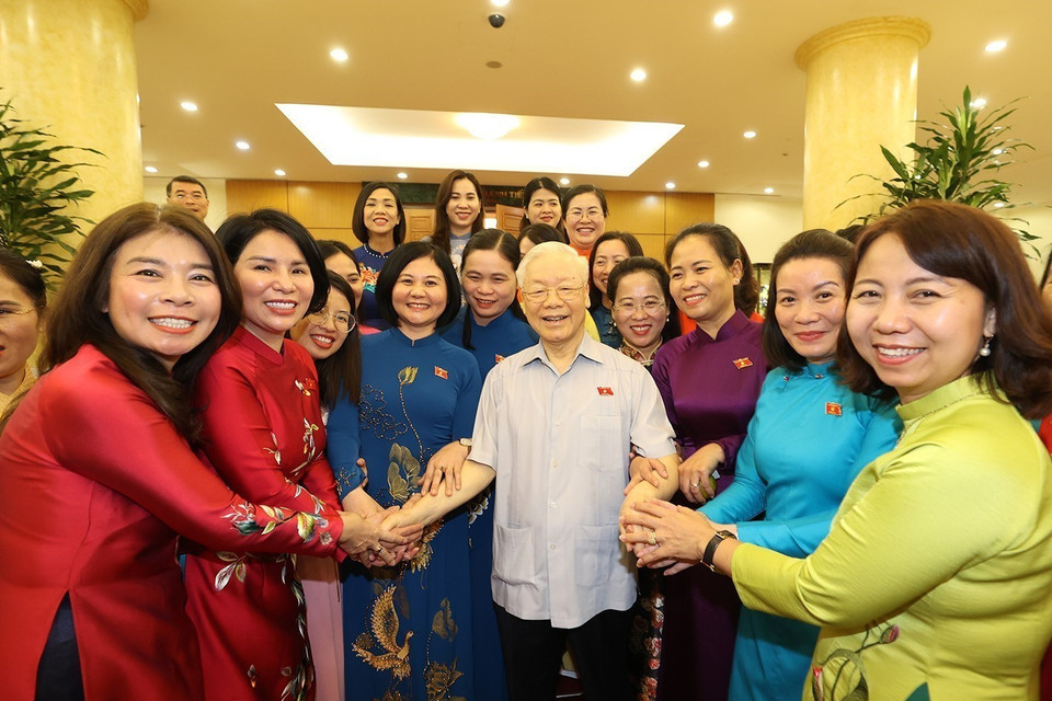 Tổng Bí thư Nguyễn Phú Trọng cùng các đồng chí lãnh đạo Đảng, Nhà nước trong buổi gặp mặt Nhóm Nữ Đại biểu Quốc hội Việt Nam khóa XV. (Ảnh: Trí Dũng/TTXVN)