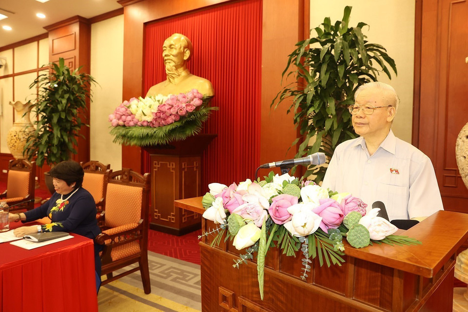 Tổng Bí thư Nguyễn Phú Trọng nói chuyện với nữ đại biểu Quốc hội Việt Nam. (Ảnh: Trí Dũng/TTXVN)