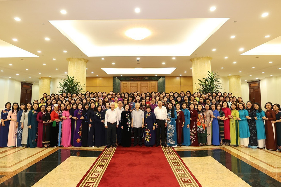 Tổng Bí thư Nguyễn Phú Trọng, các đồng chí lãnh đạo Đảng, Nhà nước chụp ảnh chung với Nhóm Nữ Đại biểu Quốc hội Việt Nam khóa XV. (Ảnh: Trí Dũng/TTXVN)