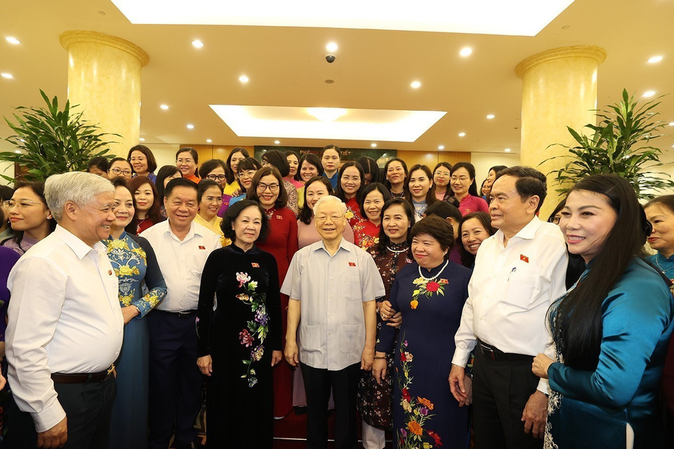 Tổng Bí thư Nguyễn Phú Trọng cùng các đồng chí lãnh đạo Đảng, Nhà nước trong buổi gặp mặt Nhóm Nữ Đại biểu Quốc hội Việt Nam khóa XV. (Ảnh: Trí Dũng/TTXVN)
