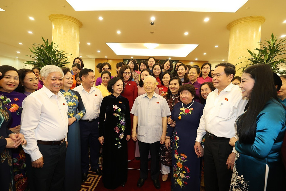Tổng Bí thư Nguyễn Phú Trọng cùng các đồng chí lãnh đạo Đảng, Nhà nước trong buổi gặp mặt Nhóm Nữ Đại biểu Quốc hội Việt Nam khóa XV. (Ảnh: Trí Dũng/TTXVN)