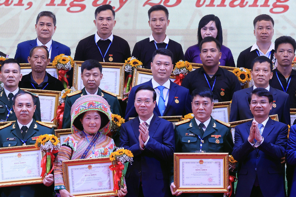 Chủ tịch nước Võ Văn Thưởng và các đồng chí lãnh đạo Đảng, Nhà nước với các tập thể và cá nhân có thành tích xuất sắc trong đợt thi đua chào mừng kỷ niệm 65 năm Ngày Bác Hồ thăm tỉnh Lào Cai. (Ảnh: Thống Nhất/TTXVN)