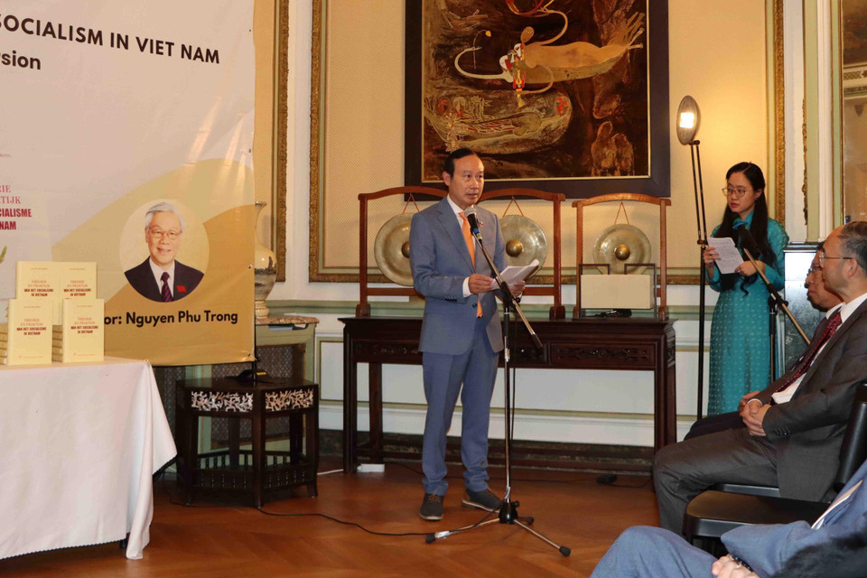 Ông Nguyễn Văn Thảo, Đại sứ Việt Nam tại Bỉ - Trưởng Phái đoàn Việt Nam bên cạnh EU, phát biểu khai mạc Lễ ra mắt sách tại Brussels tối 12/10 . (Ảnh: Hương Giang/TTXVN) 