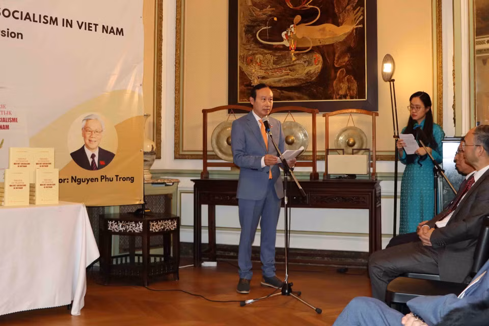 Ông Nguyễn Văn Thảo, Đại sứ Việt Nam tại Bỉ - Trưởng Phái đoàn Việt Nam bên cạnh EU, phát biểu khai mạc Lễ ra mắt sách tại Brussels tối 12/10 . (Ảnh: Hương Giang/TTXVN) 