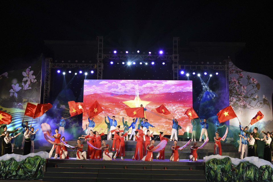 Chương trình gồm hai phần: Ký ức hào hùng và Điện Biên ngày mới. (Ảnh: Xuân Tư/TTXVN)