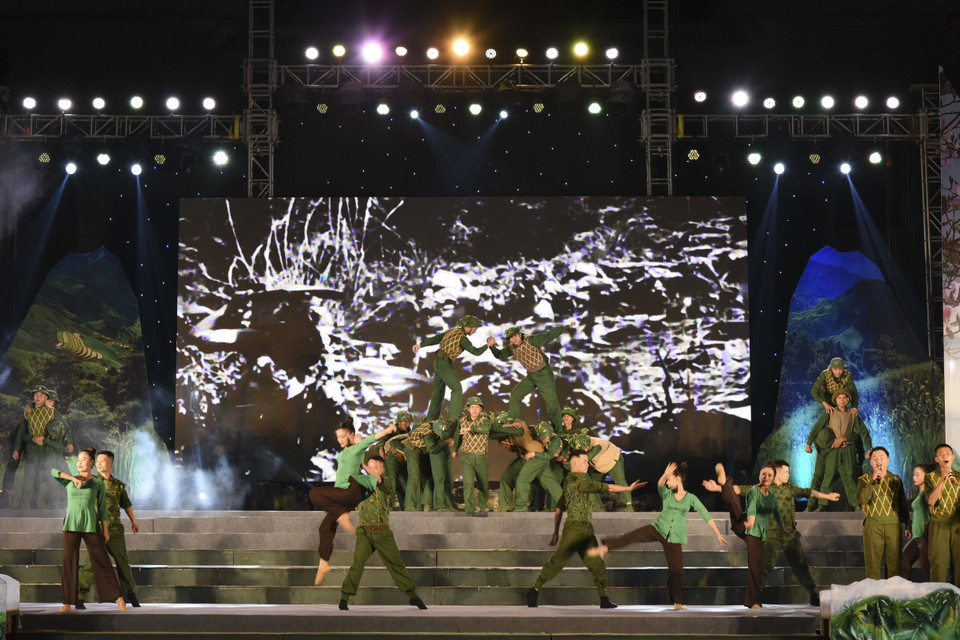 Chương trình nghệ thuật được dàn dựng công phu, ấn tượng với sự tham gia biểu diễn của gần 100 diễn viên, ca sỹ của tỉnh Điện Biên. (Ảnh: Xuân Tư/TTXVN)