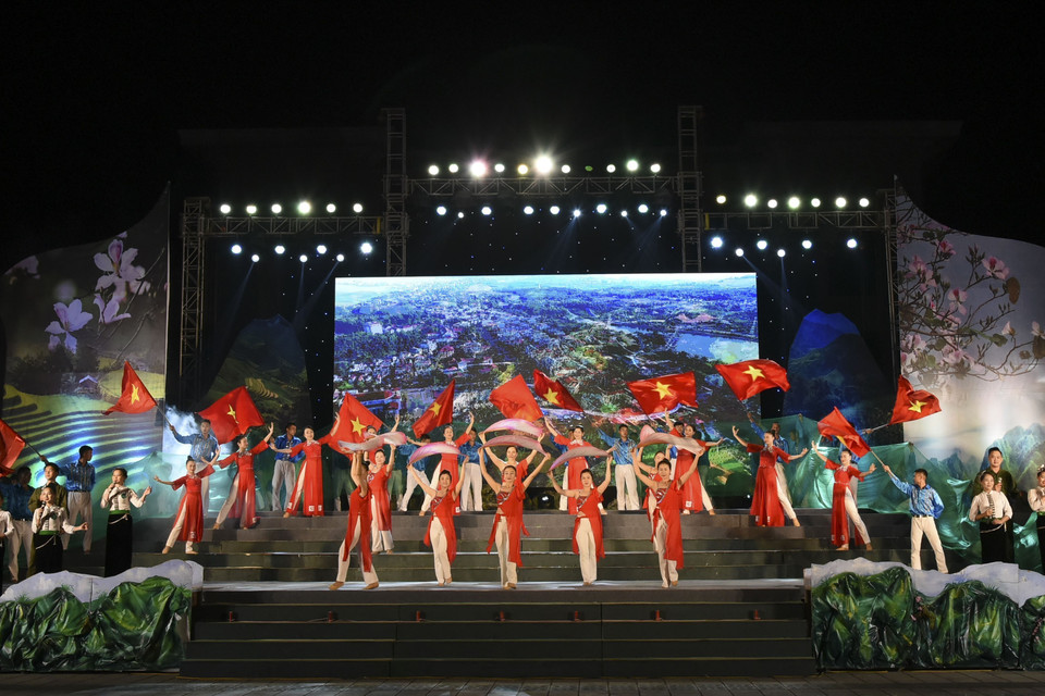 Với ý nghĩa “Điện Biên ngày mới”, nội dung các tác phẩm với ý nghĩa Điện Biên trong thời kỳ hội nhập và phát triển. (Ảnh: Xuân Tư/TTXVN)