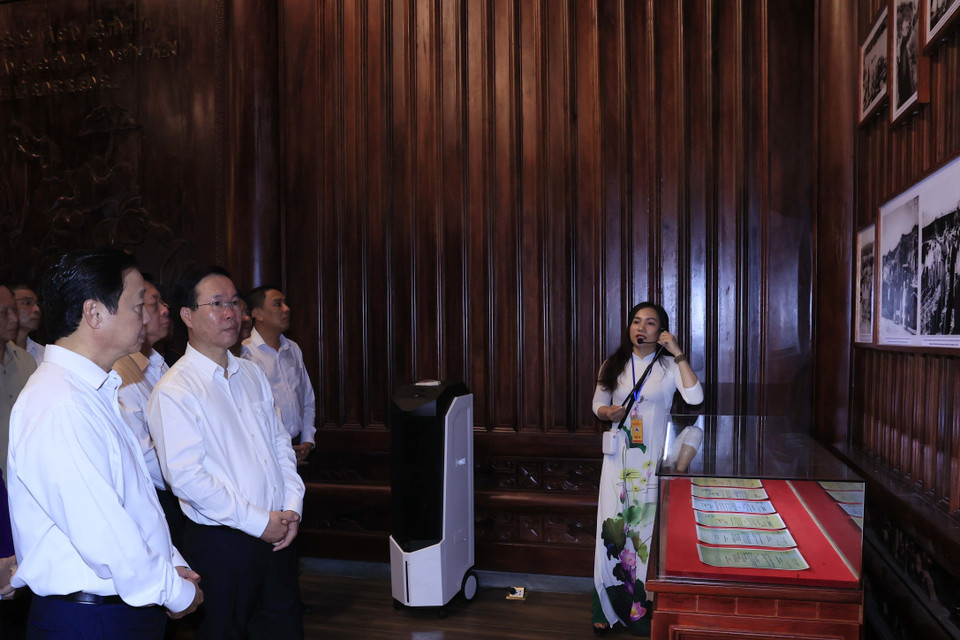 Chủ tịch nước Võ Văn Thưởng và các đại biểu xem một số hình ảnh trưng bày. (Ảnh: Thống Nhất/TTXVN