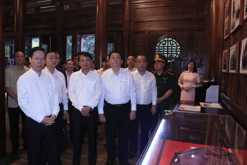 Chủ tịch nước Võ Văn Thưởng và các đại biểu xem một số hình ảnh trưng bày. (Ảnh: Thống Nhất/TTXVN