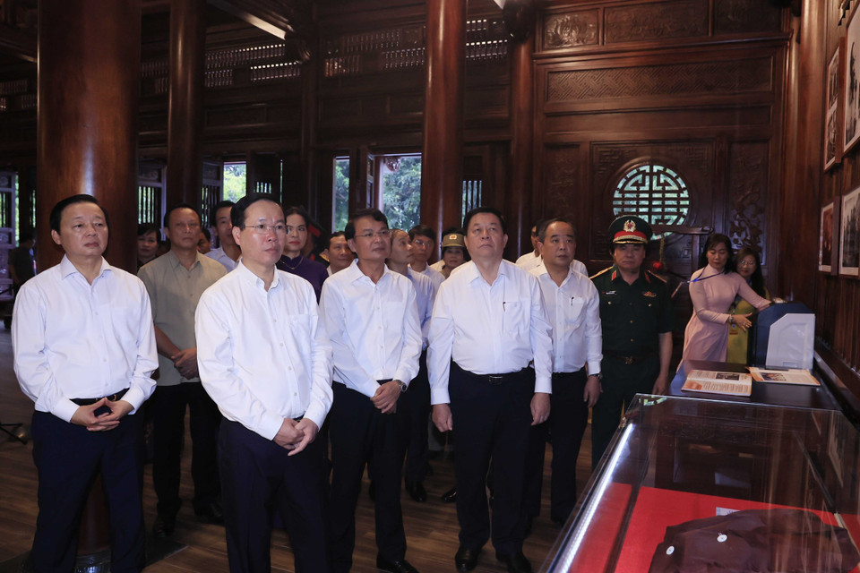 Chủ tịch nước Võ Văn Thưởng và các đại biểu xem một số hình ảnh trưng bày. (Ảnh: Thống Nhất/TTXVN