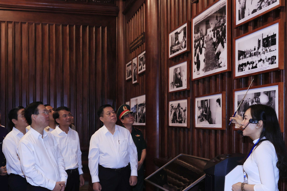 Chủ tịch nước Võ Văn Thưởng và các đại biểu xem một số hình ảnh trưng bày. (Ảnh: Thống Nhất/TTXVN