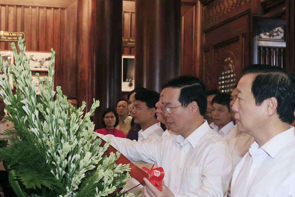 Chủ tịch nước Võ Văn Thưởng dâng hoa tại Nhà lưu niệm Bác Hồ ở Lào Cai. (Ảnh: Thống Nhất/TTXVN)