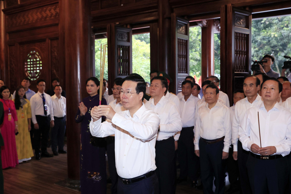 Chủ tịch nước Võ Văn Thưởng dâng hương tại Nhà lưu niệm Bác Hồ ở Lào Cai. (Ảnh: Thống Nhất/TTXVN