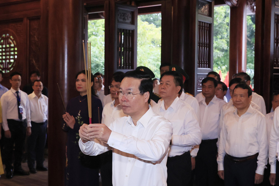 Chủ tịch nước Võ Văn Thưởng dâng hương tại Nhà lưu niệm Bác Hồ ở Lào Cai. (Ảnh: Thống Nhất/TTXVN