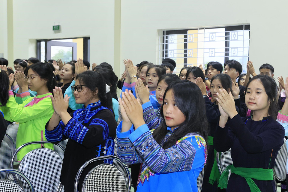 Học sinh Trường THPT Dân tộc Nội trú tỉnh Lào Cai chào đón Chủ tịch nước Võ Văn Thưởng. (Ảnh: Thống Nhất/TTXVN)