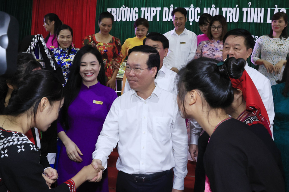 Chủ tịch nước Võ Văn Thưởng thăm Trường THPT Dân tộc Nội trú tỉnh Lào Cai. (Ảnh: Thống Nhất/TTXVN)