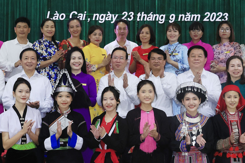 Chủ tịch nước Võ Văn Thưởng chụp ảnh lưu niệm với giáo viên và học sinh Trường THPT Dân tộc Nội trú tỉnh Lào Cai. (Ảnh: Thống Nhất/TTXVN)