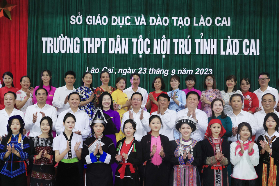 Chủ tịch nước Võ Văn Thưởng chụp ảnh lưu niệm với giáo viên và học sinh Trường THPT Dân tộc Nội trú tỉnh Lào Cai. (Ảnh: Thống Nhất/TTXVN)