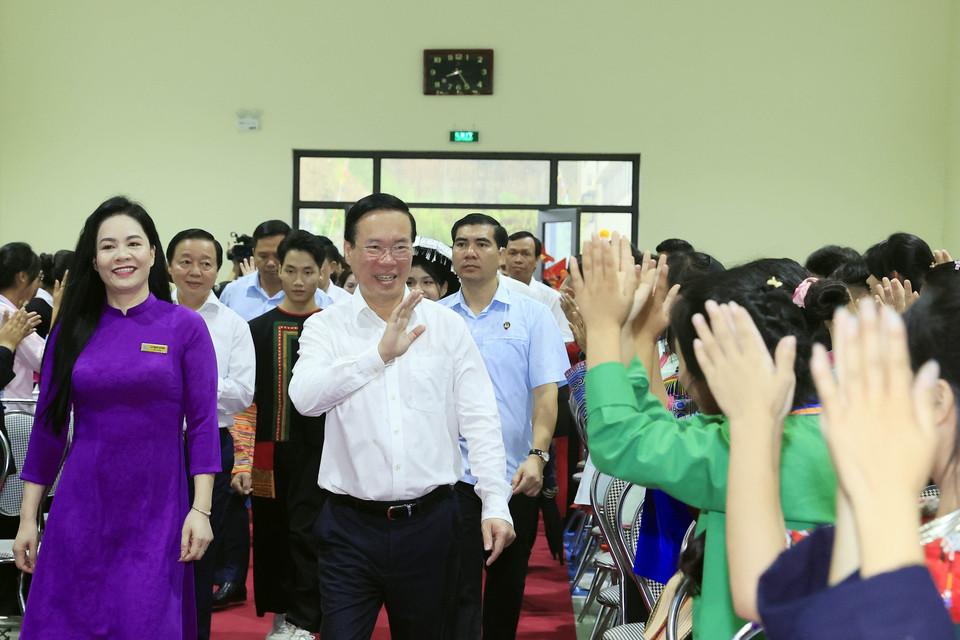 Chủ tịch nước Võ Văn Thưởng thăm Trường THPT Dân tộc Nội trú tỉnh Lào Cai. (Ảnh: Thống Nhất/TTXVN)