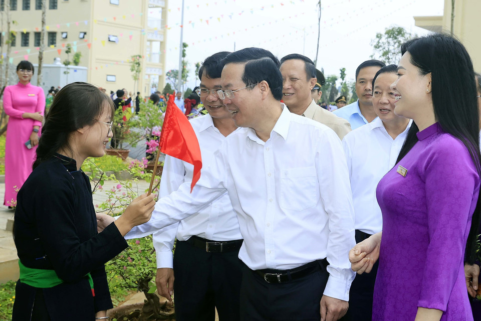 Học sinh Trường THPT Dân tộc Nội trú tỉnh Lào Cai chào đón Chủ tịch nước Võ Văn Thưởng. (Ảnh: Thống Nhất/TTXVN)