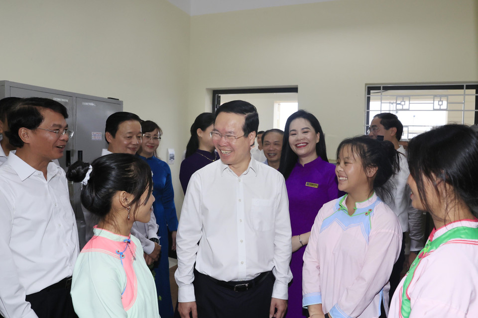 Chủ tịch nước Võ Văn Thưởng thăm nơi ở của học sinh Trường THPT Dân tộc Nội trú tỉnh Lào Cai. (Ảnh: Thống Nhất/TTXVN)