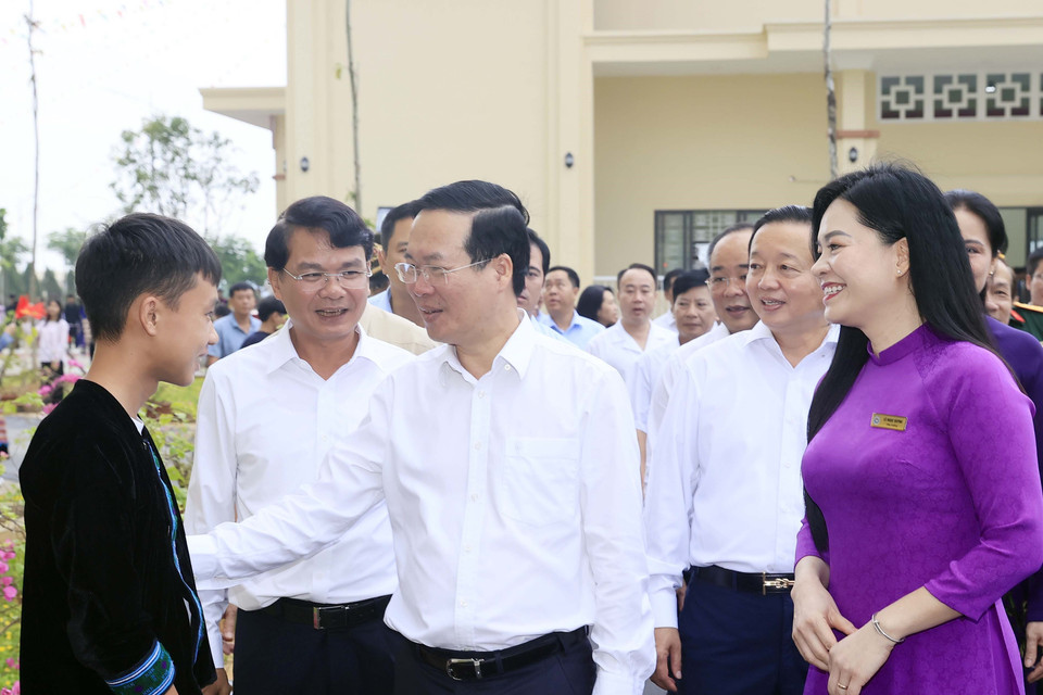 Chủ tịch nước Võ Văn Thưởng thăm Trường Trung học phổ thông Dân tộc Nội trú tỉnh Lào Cai. (Ảnh: Thống Nhất/TTXVN)