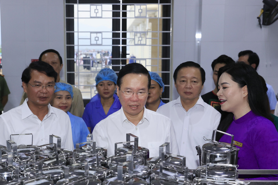 Chủ tịch nước Võ Văn Thưởng thăm nhà bếp Trường Trung học phổ thông Dân tộc Nội trú tỉnh Lào Cai. (Ảnh: Thống Nhất/TTXVN)