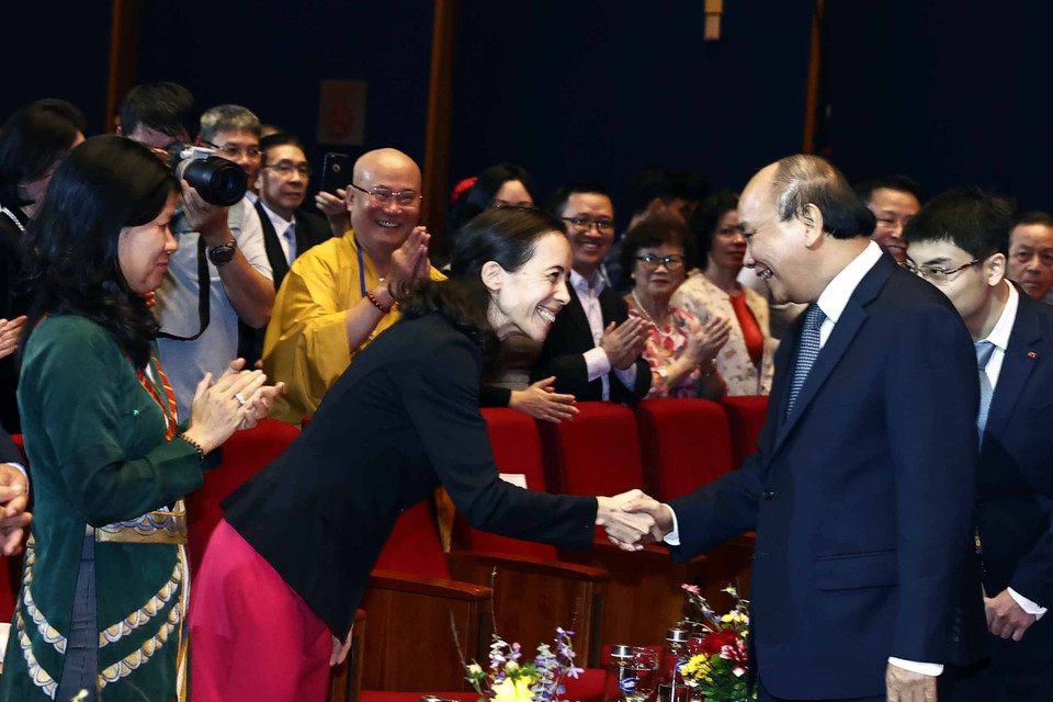 Chủ tịch nước Nguyễn Xuân Phúc với đại biểu kiều bào dự Chương trình Xuân Quê hương năm 2023. (Ảnh: Thống Nhất/TTXVN)