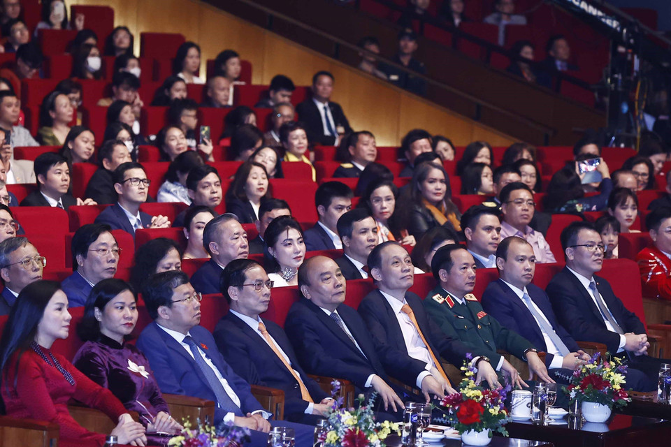 Chủ tịch nước Nguyễn Xuân Phúc và các đại biểu dự Chương trình Xuân Quê hương năm 2023. (Ảnh: Thống Nhất/TTXVN)