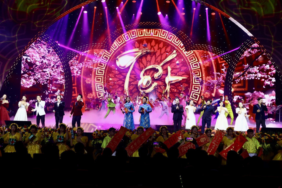 Các nghệ sỹ biểu diễn tại Chương trình Xuân Quê hương 2023. (Ảnh: Lâm Khánh/TTXVN)