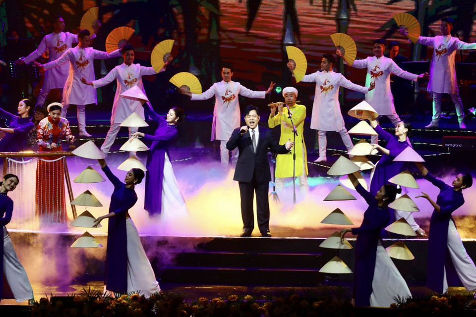 Ca sỹ Quang Lê với liên khúc ca nhạc tại Chương trình. (Ảnh: Lâm Khánh/TTXVN)