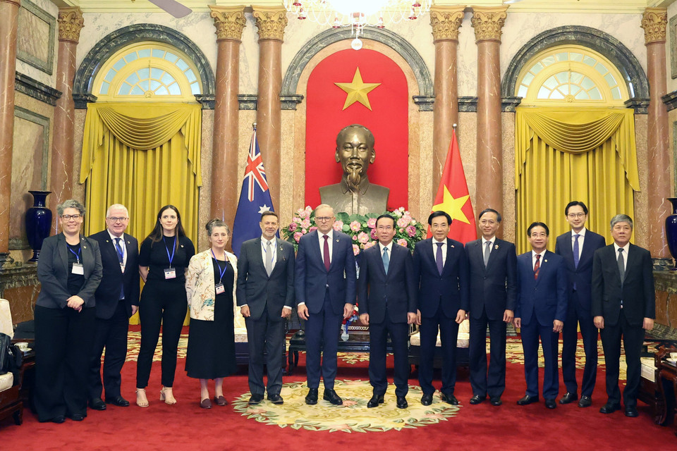Chủ tịch nước Võ Văn Thưởng, Thủ tướng Australia Anthony Albanese và các đại biểu chụp ảnh chung. (Ảnh: Thống Nhất/TTXVN)