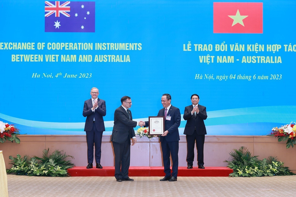 Thủ tướng Phạm Minh Chính và Thủ tướng Australia Anthony Albanese chứng kiến lễ trao chứng nhận Công bố khai trương đường bay Hà Nội-Melbourne-Hà Nội của Vietnam Airlines. (Ảnh: Dương Giang/TTXVN)