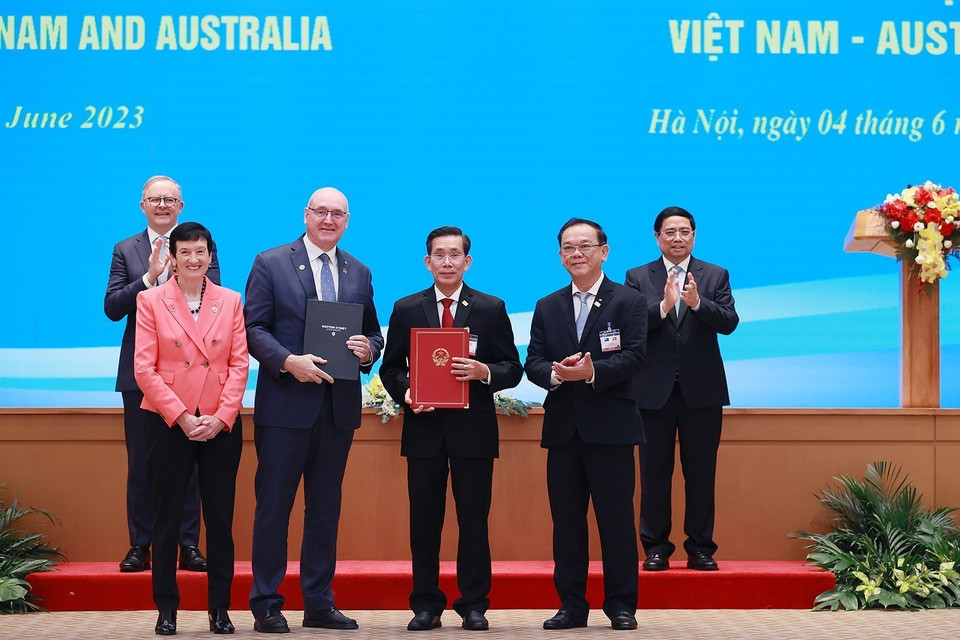 Thủ tướng Phạm Minh Chính và Thủ tướng Australia Anthony Albanese chứng kiến lễ trao Bản ghi nhớ giữa Đại học Tây Sydney (UWS) và Đại học Kinh tế TP. Hồ Chí Minh (UEH) về cấp 70 học bổng cho sinh viên Việt Nam và khu vực để học tại cơ sở của UWS tại Việt Nam. (Ảnh: Dương Giang/TTXVN)