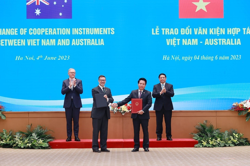 Thủ tướng Phạm Minh Chính và Thủ tướng Australia Anthony Albanese chứng kiến lễ trao Bản ghi nhớ giữa Ngân hàng Nhà nước Việt Nam trực thuộc Chính phủ Việt Nam (NHNN) và Trung tâm Phân tích và Báo cáo giao dịch Australia (AUSTRAC) về hợp tác trao đổi thông tin tình báo tài chính liên quan đến rửa tiền và tài trợ khủng bố. (Ảnh: Dương Giang/TTXVN)