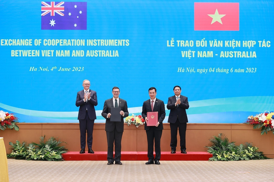 Thủ tướng Phạm Minh Chính và Thủ tướng Australia Anthony Albanese chứng kiến lễ trao Bản ghi nhớ giữa Bộ Ngoại giao và Thương mại Australia được đại diện bởi Đại sứ quán Australia tại Hà Nội với Bộ Khoa học và Công nghệ Việt Nam về hợp tác khoa học, công nghệ và đổi mới sáng tạo. (Ảnh: Dương Giang/TTXVN)