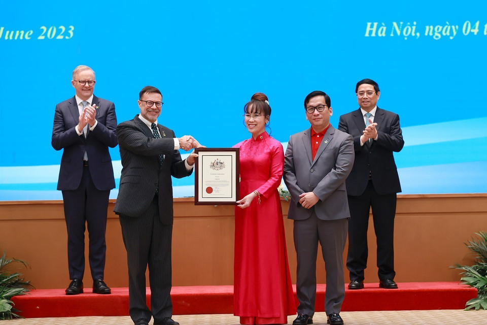 Thủ tướng Phạm Minh Chính và Thủ tướng Australia Anthony Albanese chứng kiến lễ trao Chứng nhận khai trương đường bay thẳng TP Hồ Chí Minh-Brisbane của Vietjet Air. (Ảnh: Dương Giang/TTXVN)