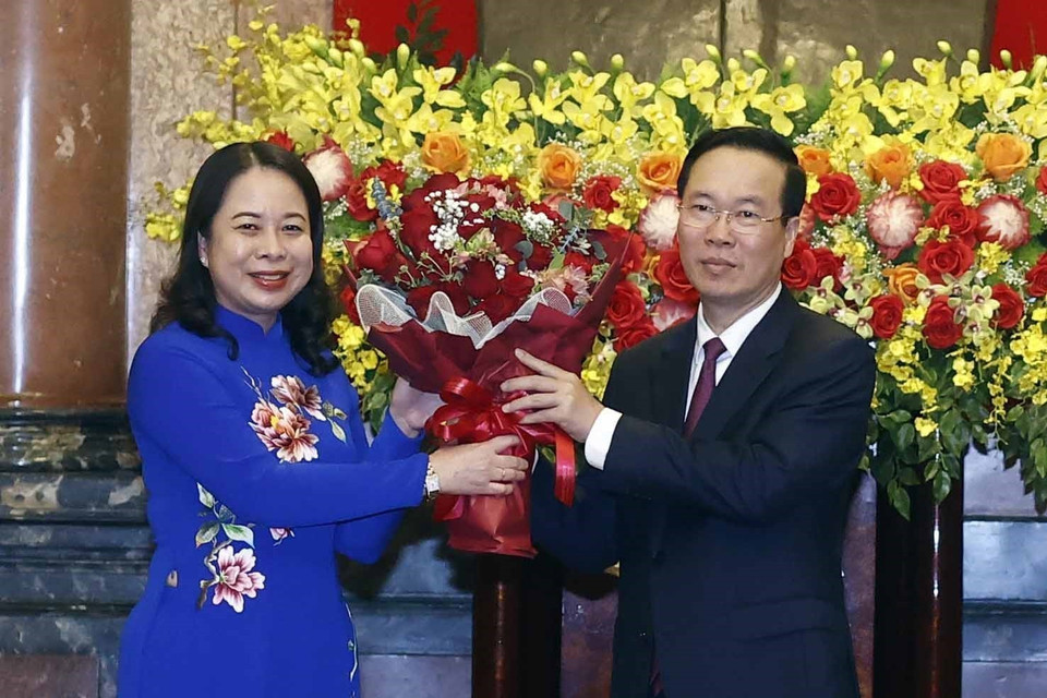 Phó Chủ tịch nước Võ Thị Ánh Xuân tặng hoa Chủ tịch nước Võ Văn Thưởng. (Ảnh: Thống Nhất/TTXVN)
