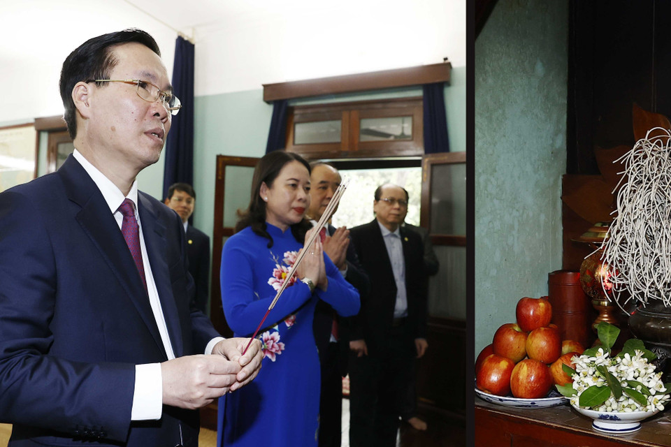 Chủ tịch nước Võ Văn Thưởng dâng hương tưởng niệm Chủ tịch Hồ Chí Minh tại Nhà 67, Khu di tích Chủ tịch Hồ Chí Minh trong Phủ Chủ tịch. (Ảnh: Thống Nhất/TTXVN)