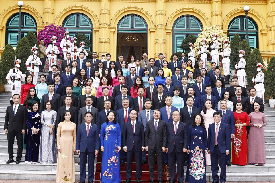 Chủ tịch nước Võ Văn Thưởng với lãnh đạo, cán bộ, công chức, viên chức, người lao động Văn phòng Chủ tịch nước. (Ảnh: Thống Nhất/TTXVN)