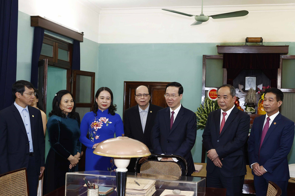 Chủ tịch nước Võ Văn Thưởng thăm nơi ở và làm việc của Chủ tịch Hồ Chí Minh. (Ảnh: Thống Nhất/TTXVN)
