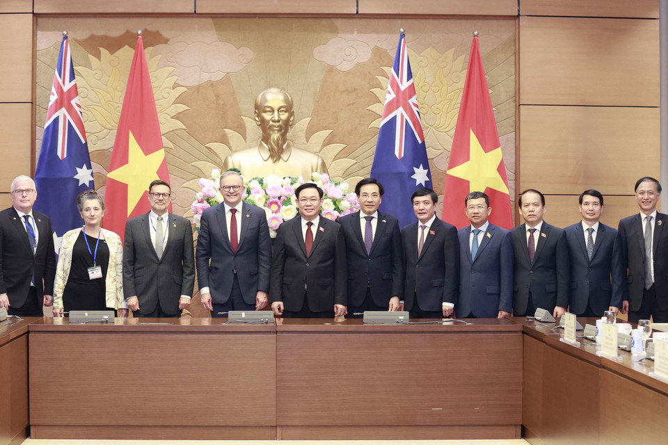 Chủ tịch Quốc hội Vương Đình Huệ, Thủ tướng Australia Anthony Albanese và đại biểu chụp ảnh lưu niệm. (Ảnh: Doãn Tấn/TTXVN)