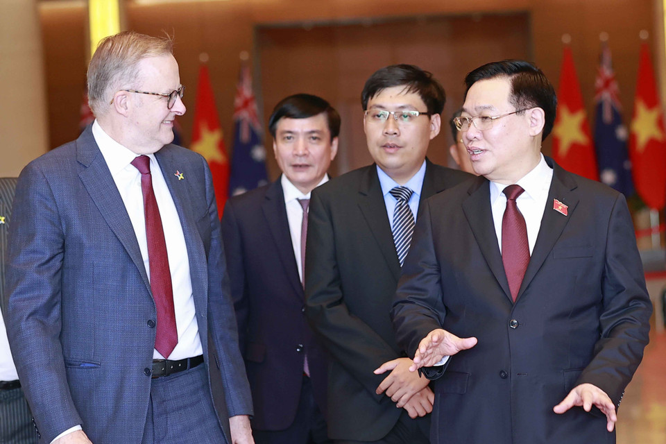 Chủ tịch Quốc hội Vương Đình Huệ trao đổi với Thủ tướng Australia Anthony Albanese. (Ảnh: Doãn Tấn/TTXVN)